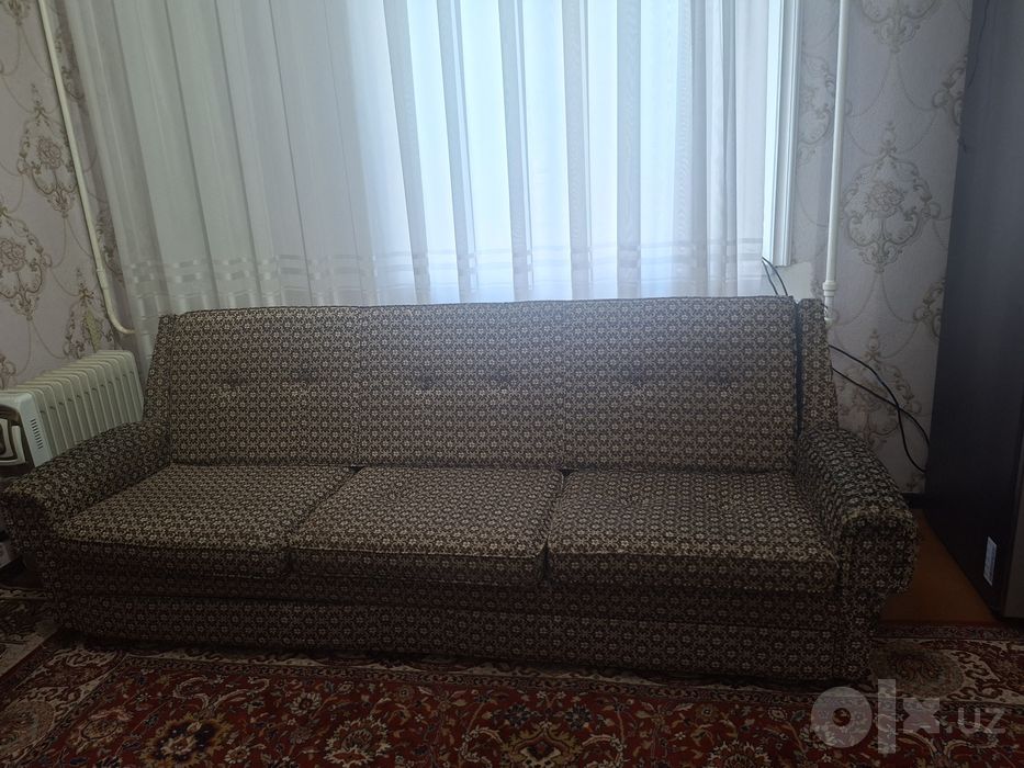 Мебел для дома. Деван  кресло  журнальные стол и вазы