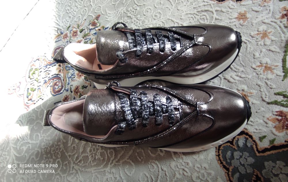 Кроссовки НОВЫЕ  отдам дешево