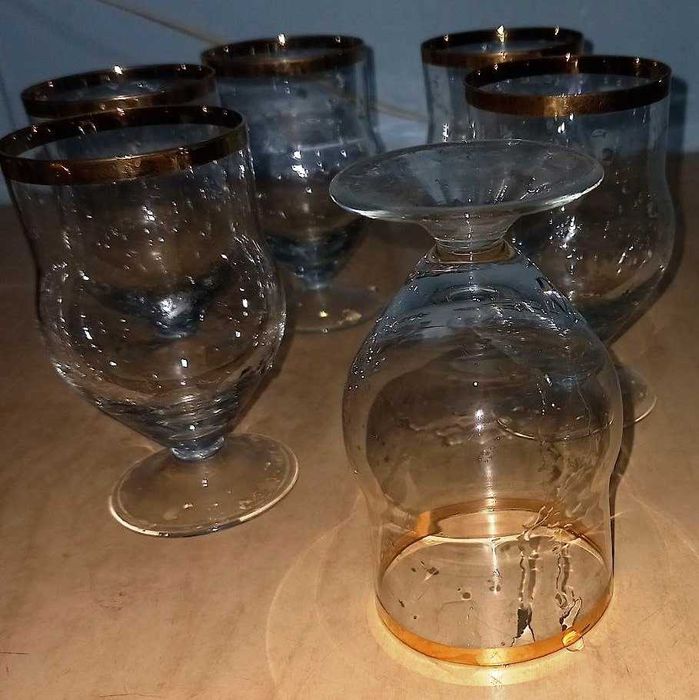 Продам рюмки 6 штук, набор, один с позолотой, другой с рисунком.