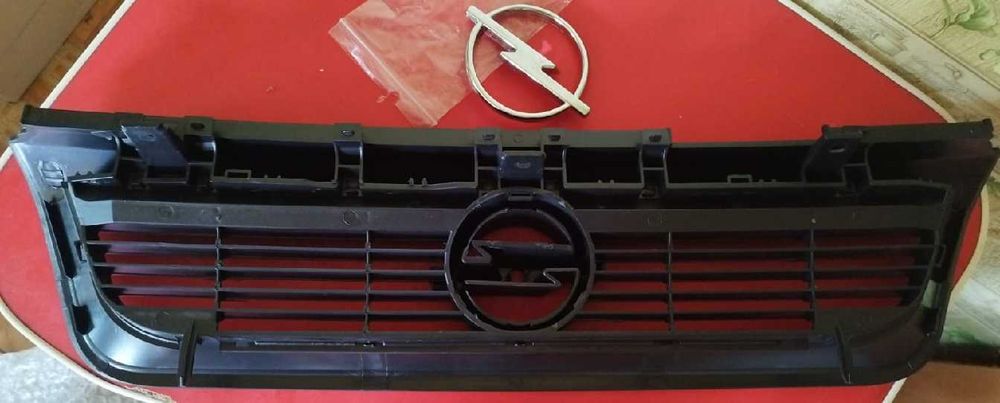 решётка радиатора OPEL Vectra