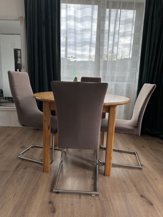 Masa cu patru scaune