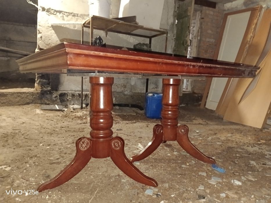 Продам стол обеденный