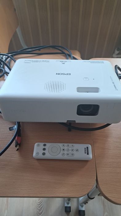 Videoproiector Epson CO-W01 - Stare Impecabilă (Folosit doar o lună)