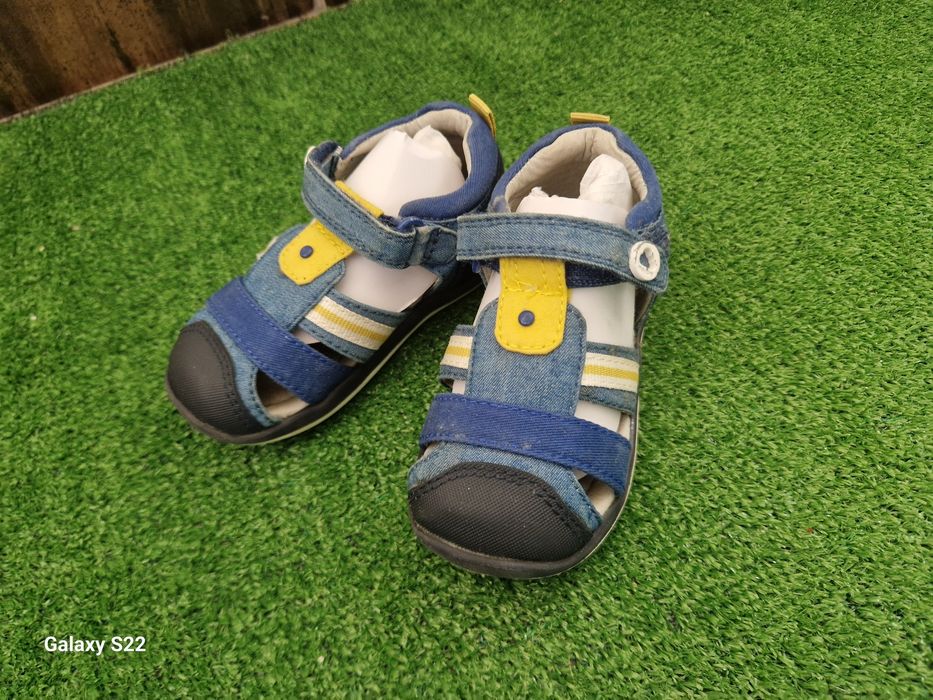 Момчешки сандали , маратонки и обувки.
