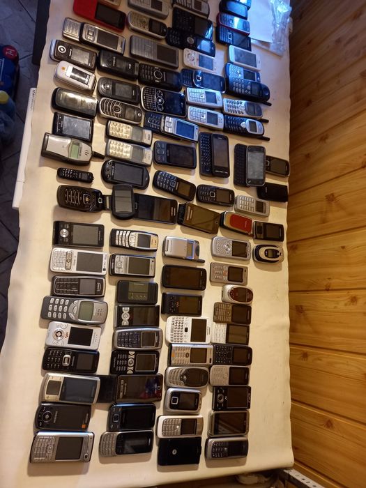 Vând/schimb 200 telefoane vechi Nokia, Samsung, Sony, Sony Ericsson,LG, Blackberry