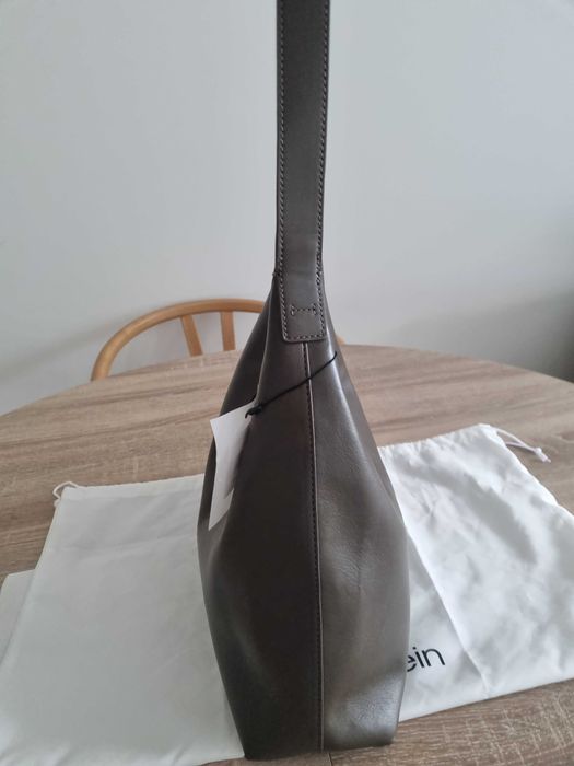 оригинална чанта Calvin Klein Hardware Strap Hobo