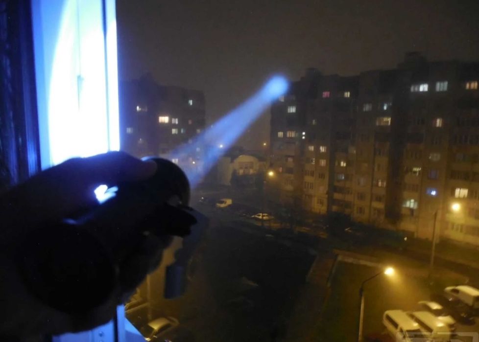Подарок мужчине супермощный фонарь