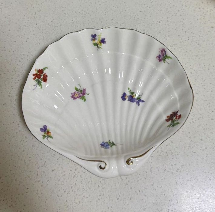 Изысканнык бокалы-креманки с роскошным дизайном ""ландышами""..
Выдувн