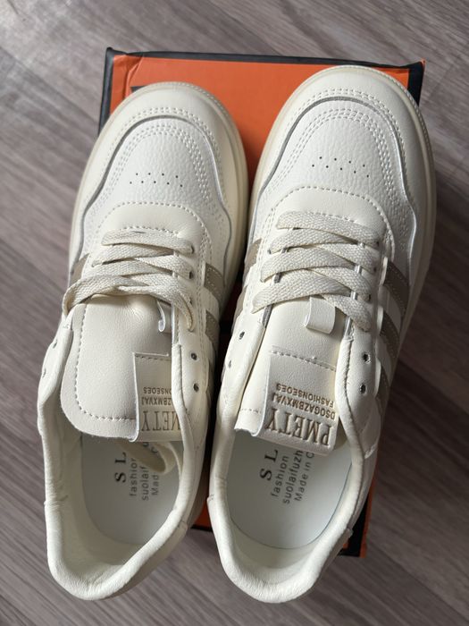 Продается женские кроссовки