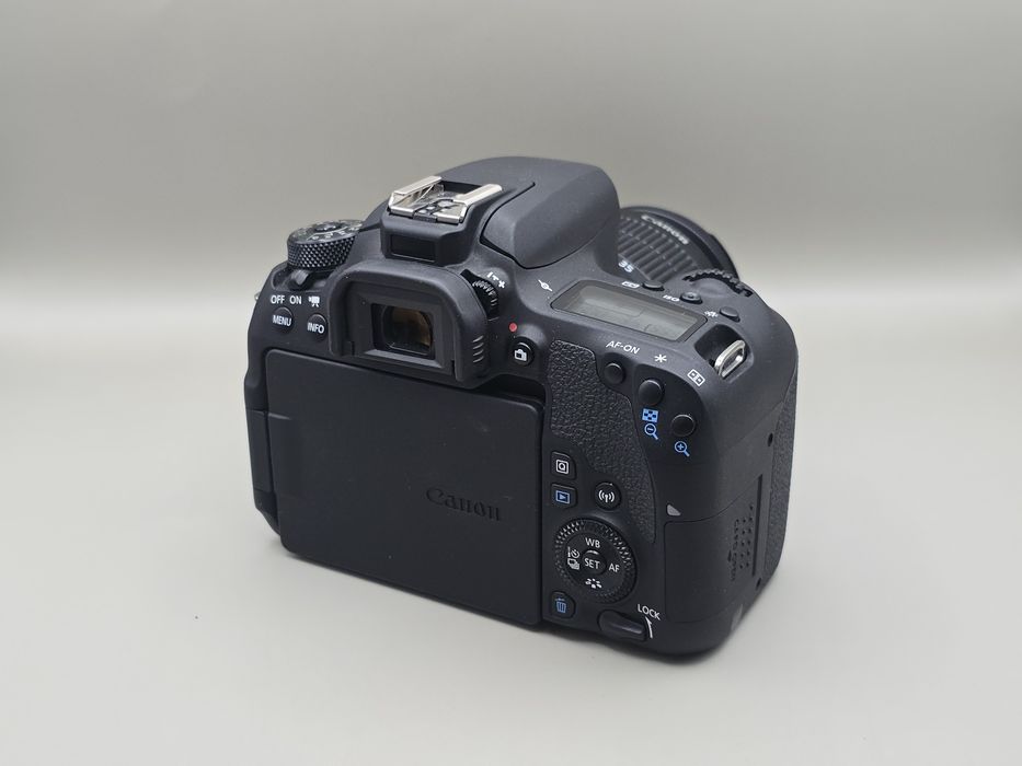 Doar 382 cadre!!!  Kit DSLR canon 77D +  canon ef-s 18-55mm  IS  II