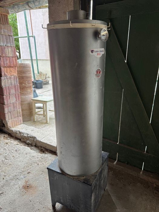 Cazan -capacitate 90 l, dotat cu arzator, flacara de veghe, manometru de presiune, supapa de soba , cu robineți de gaz. Cazan de baie