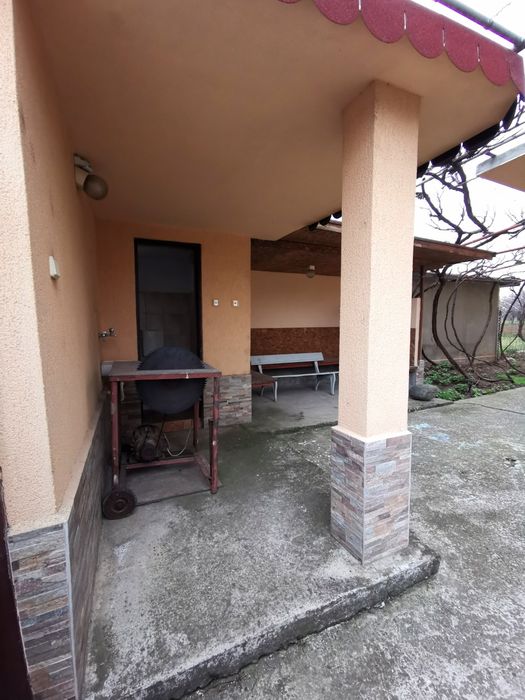 Етаж от къща , с двор и гараж в село Първомайци