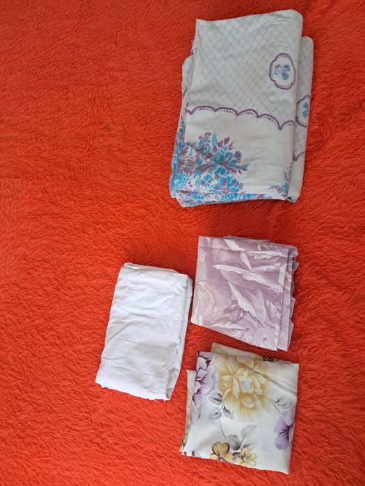 Два пододеяльника и три наволочки.