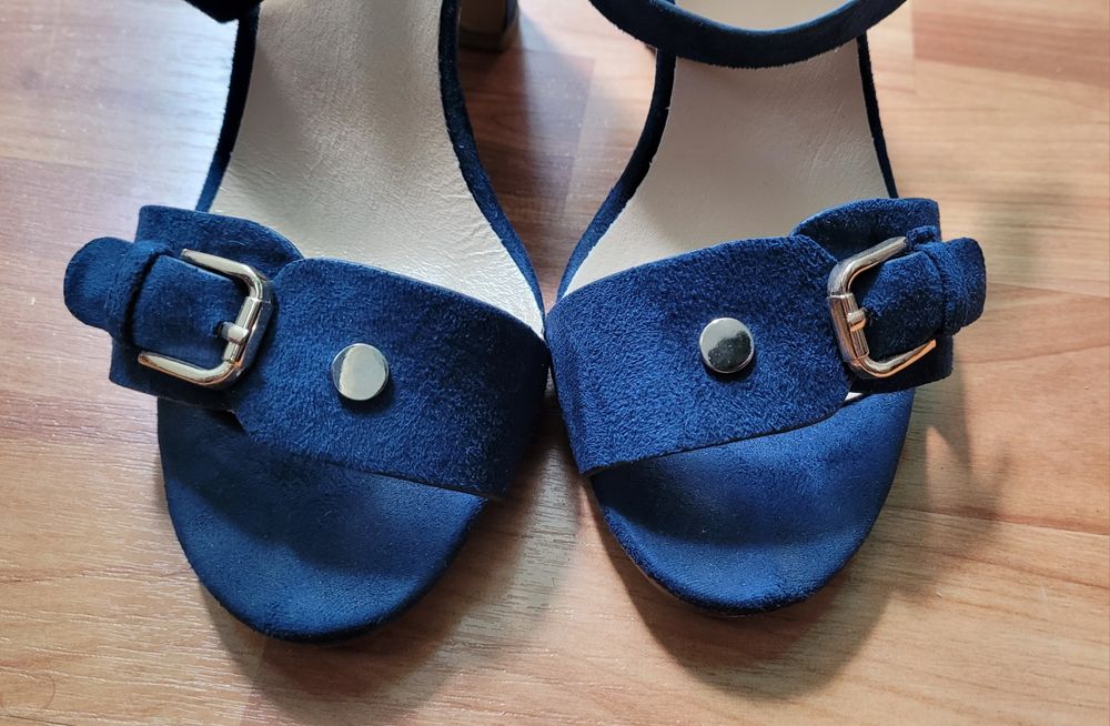 Sandale albastre din piele intoarsa cu toc (vanzare urgenta)