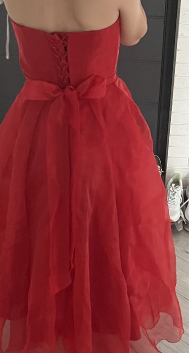 Красное платье миди