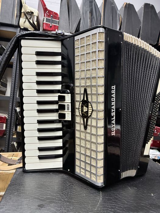 Acordeon RoyalStandard cu 60 de basi