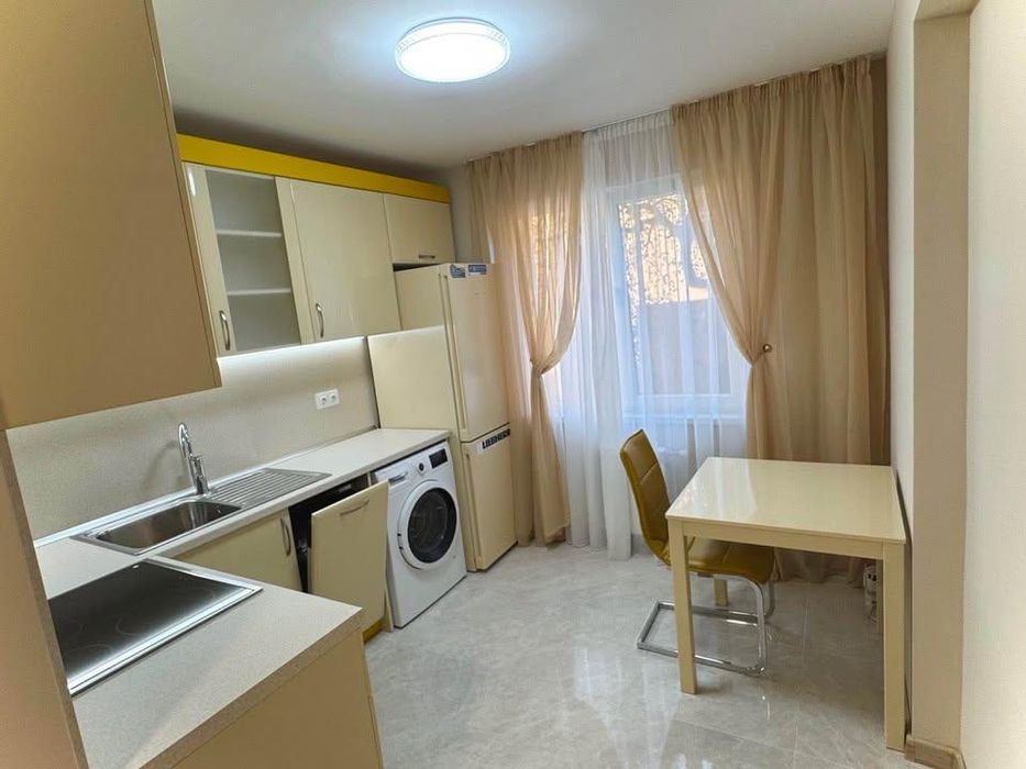 Дава се под наем Тристаен апартамент в София, Център - 90 кв.м за 1100 € - Снимка #5