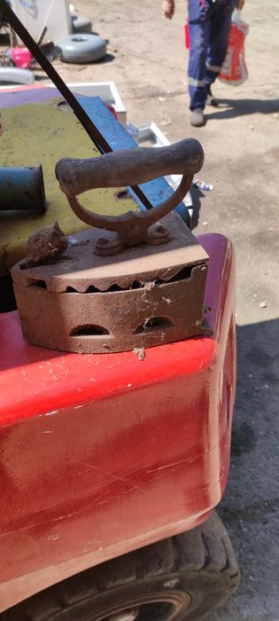 Продавам  стара ютия