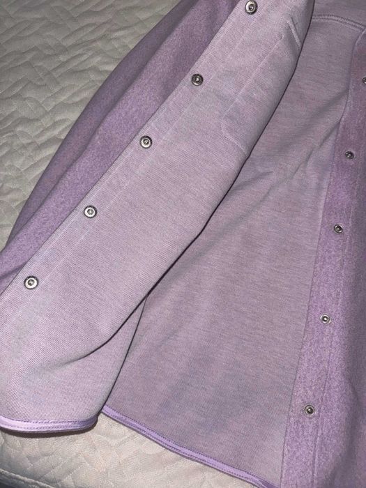 Лилава риза, която може да се нови и като връхна дреха