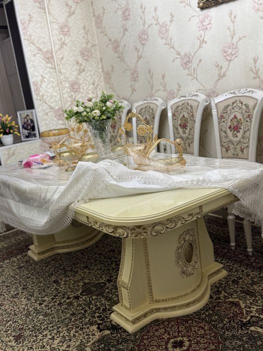 Продае́ться стол и стулья. Орех.состояние идеальное