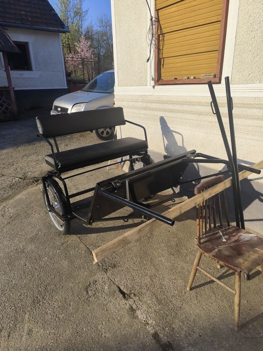 Șaretă nouă pentru ponei cu tapițerie din piele și rude reglabile .