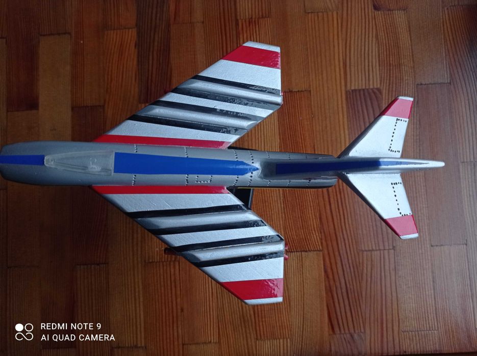 Дървен модел на самолет