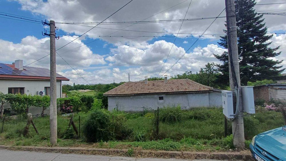 Продавам двор 1600 кв.м със стара къща, близо до Хуманитарна гимназия, гр Добрич