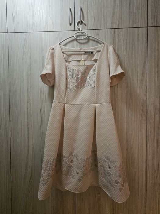 Елегантна дамска рокля в нежен прасковен цвят
