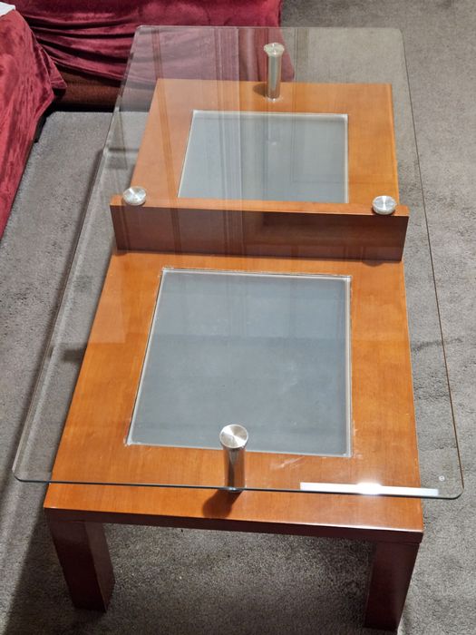 Масивна стъклена холна маса с дървена основа