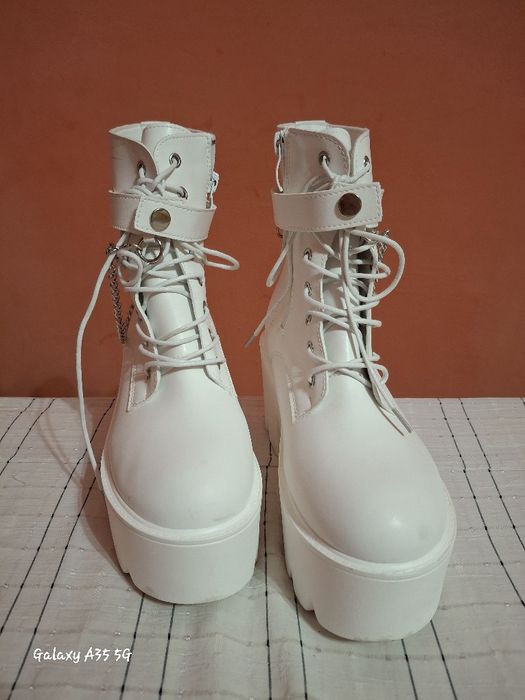 Дамски боти на висок ток