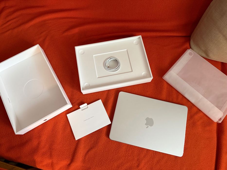 MacBook Neo 13'' 256GB 8GB RAM Silver serios și cu 13 cicluri de incarcare!