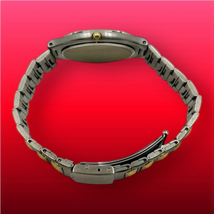 DOXA Quartz – Двутонов швейцарски часовник със златист акцент