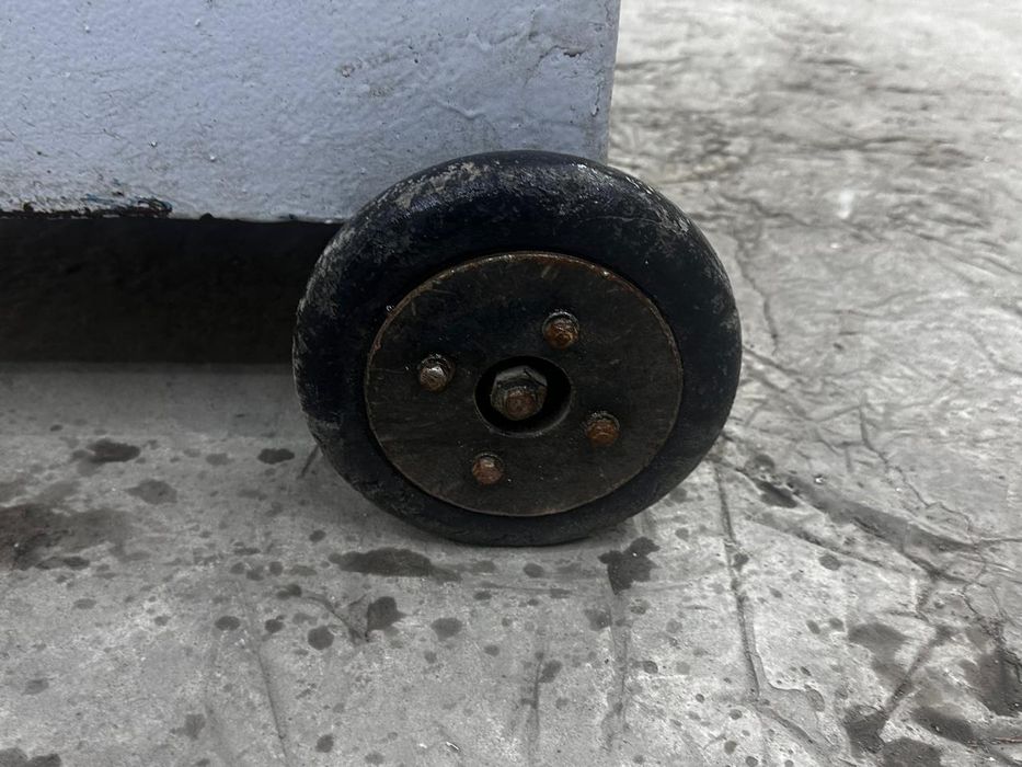 Металлическая тележка