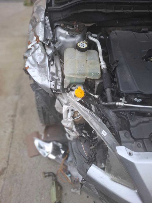 Vand Mazda 3 hatchback 2010 avariata