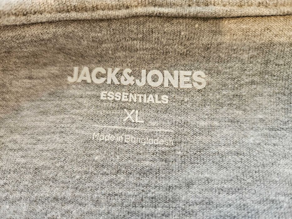 Продава се мъжки суичърт "JACK&JONES" в отлично състояние
