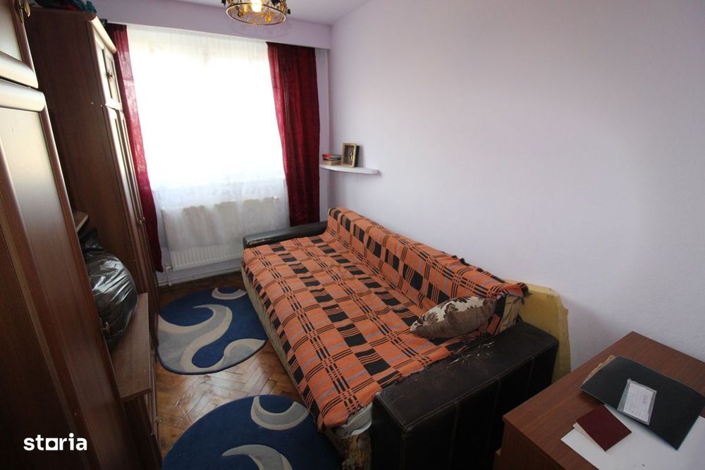 Vând apartament cu 3 camere în Hunedoara, Micro6-Str.Batiz, etaj 3...