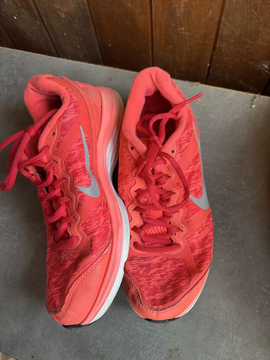 Обувки от плат Nike.