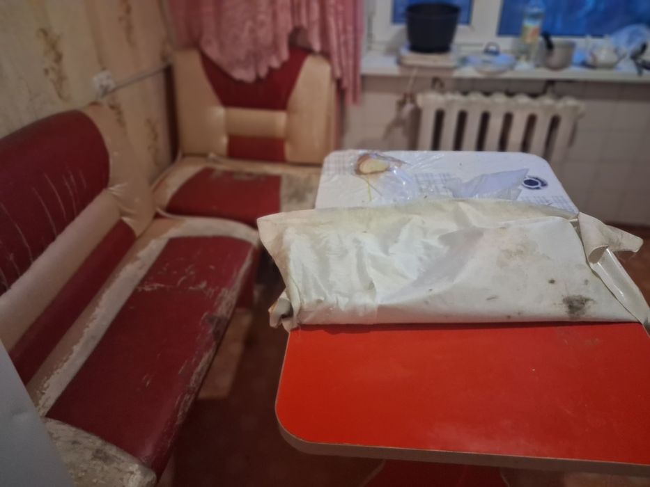 Отдам даром стол со стулями