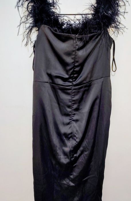 Rochie satin negru cu pene