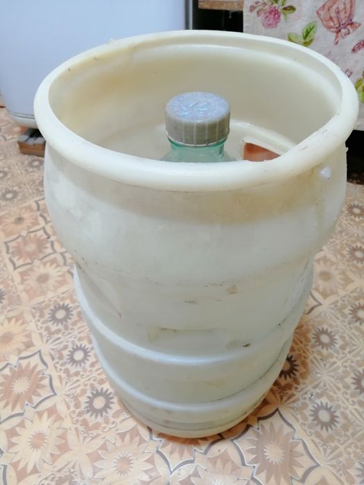 Продам бутыль 20 литров