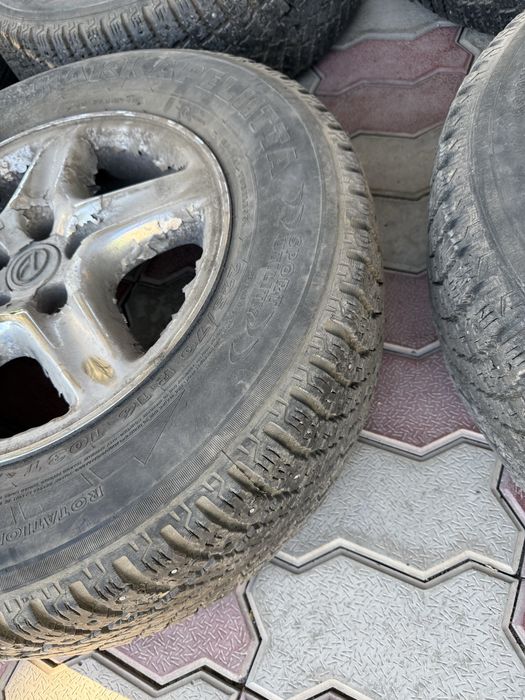 Продам диски с шинами R300