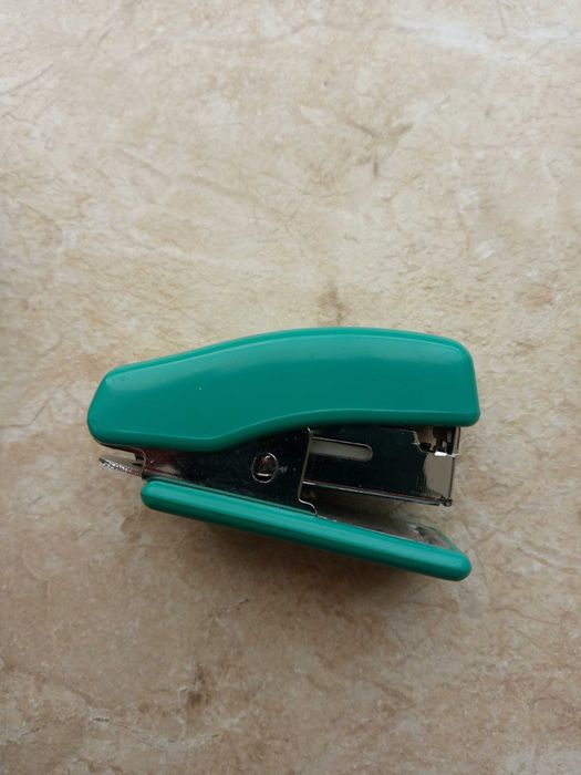 Компактный удобный английский степлер 15 тыс сумов+дырокол бесплатно