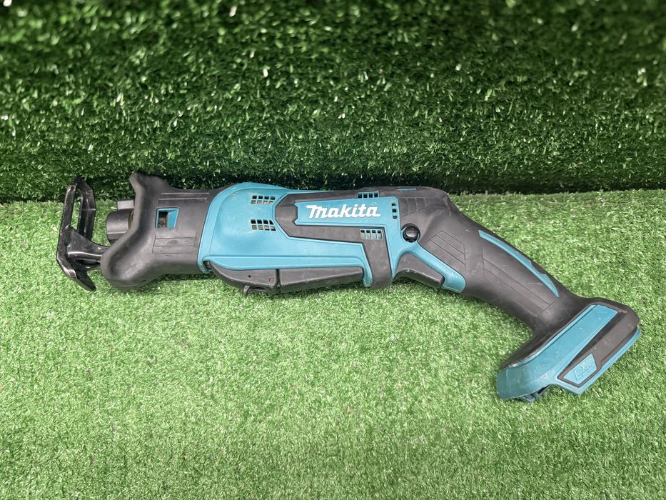 Саблен трион Makita DJR183