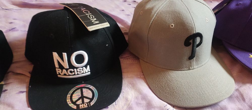 De vânzare șepci originale noi