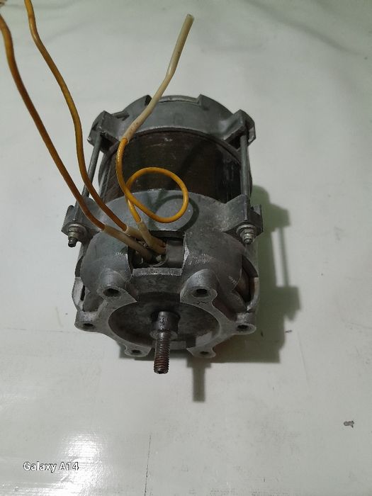 Электродвигатель от стиральной машины.