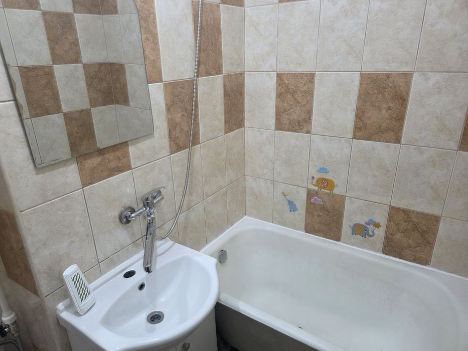 Închiriez apartament cu 3 camere, în Tătărași
