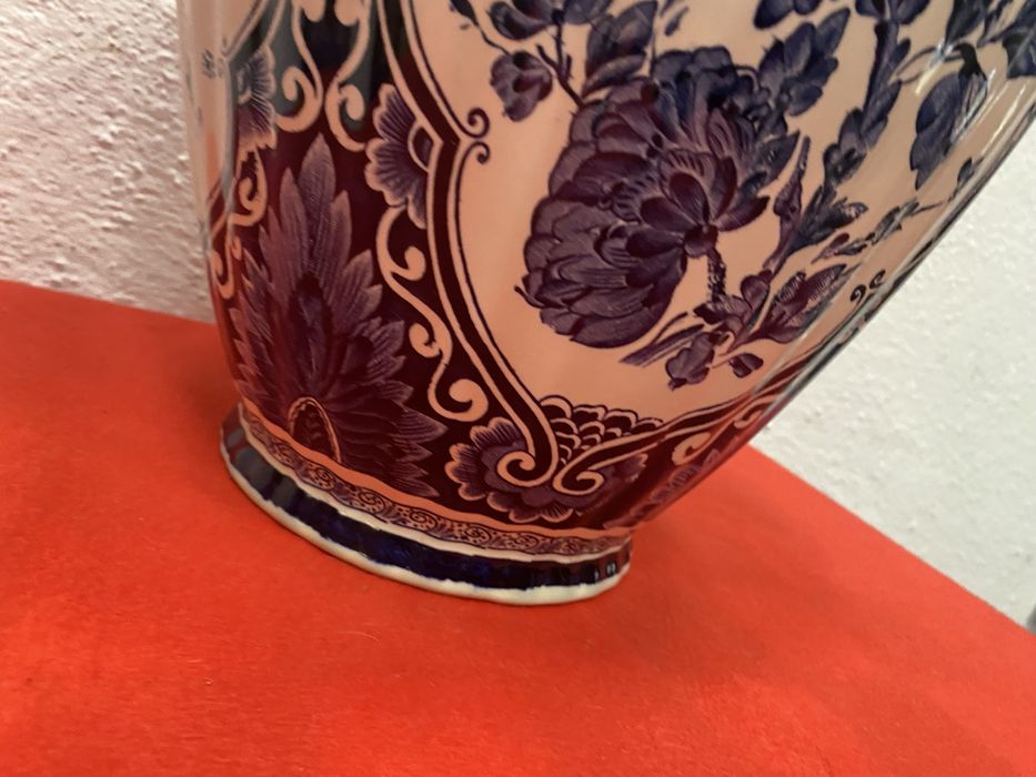 Холандска порцеланова ваза с капак на Delft