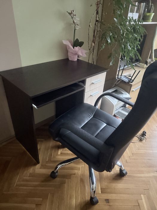 Бюро, кожен стол и сгъваема кожена табуретка
