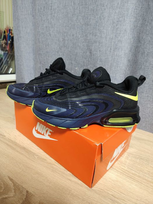 Оригинални маратонки NIKE, номер 39, носени са няколко пъти, нямат никакви забележки.!