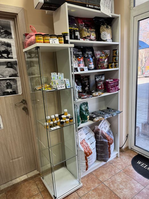 Стока и стелажи от риболовен магазин.